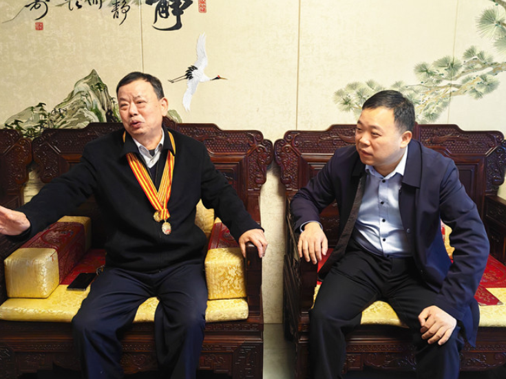 雷俊走访慰问老同志