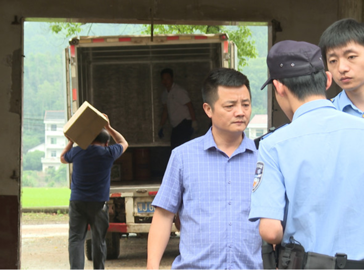 闲置敬老院藏60余箱烟花爆竹 衡南多部门联合查处