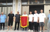 衡南县咸塘镇七旬老人摔伤遇险 干群紧急救援获赠锦旗