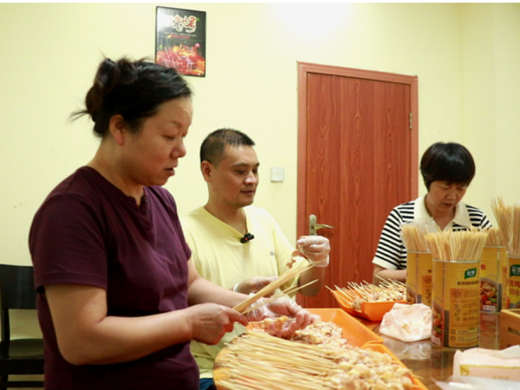 有一种幸福叫家门口就业丨一串烧烤点亮烟火人间 小微产业撑起民生温度
