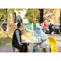 李晓彤督导检查城区便民核酸检测采样点工作