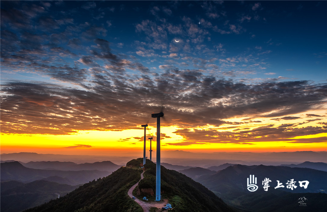 【圖片：詠洲  文字：劉慧】
落日一點一點被群山吞噬，傾盡所有的余暉,，溶進了深藍的天空……