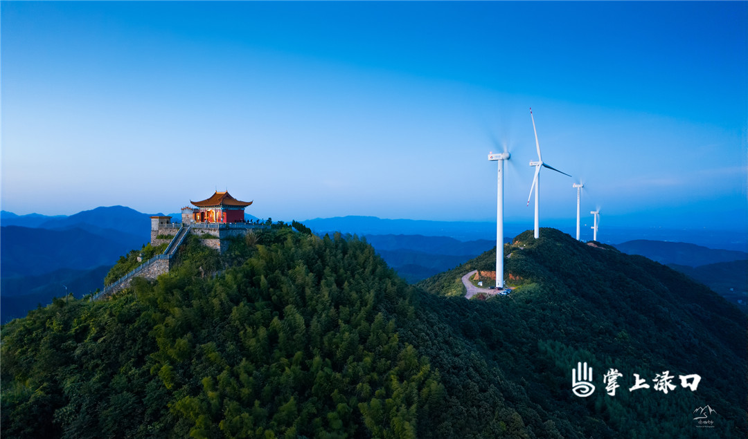 【圖片：詠洲  文字：劉慧】
山巒上的綠樹織就著生機，散發(fā)著生命的激情,。