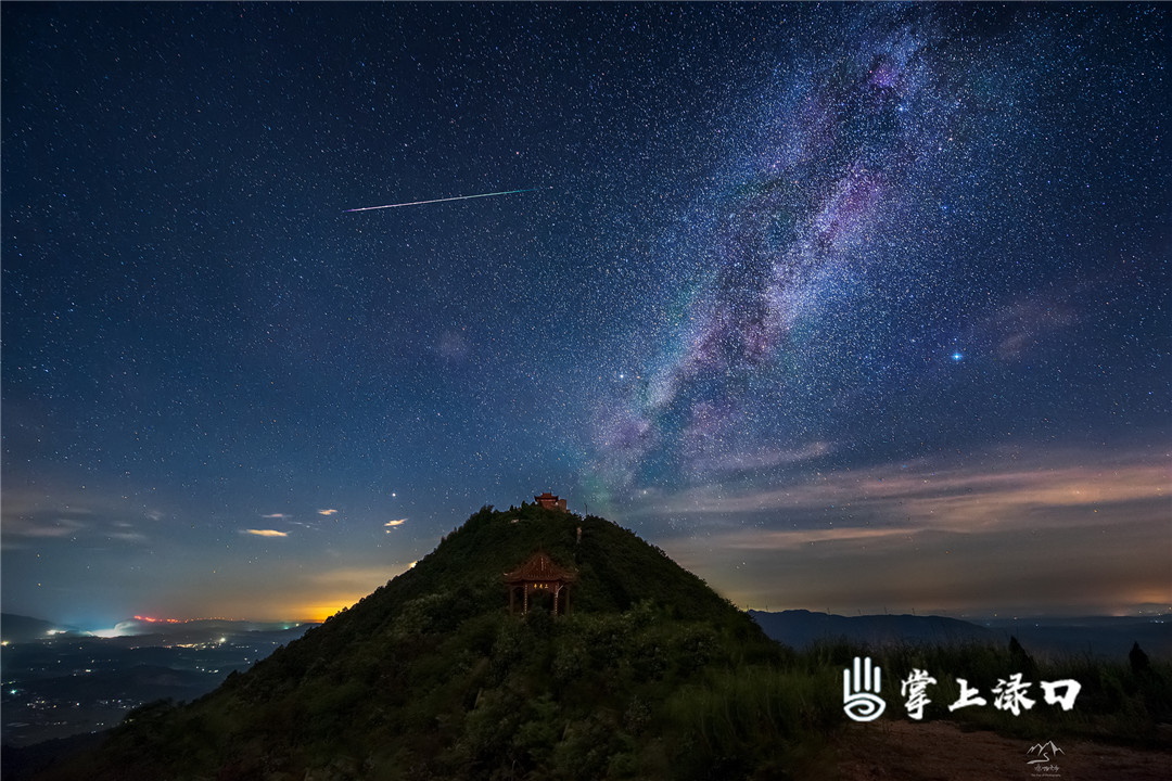 繁星如钻石般镶嵌在天幕下，让深邃的夜变得鲜亮。（图文：咏洲 刘慧）