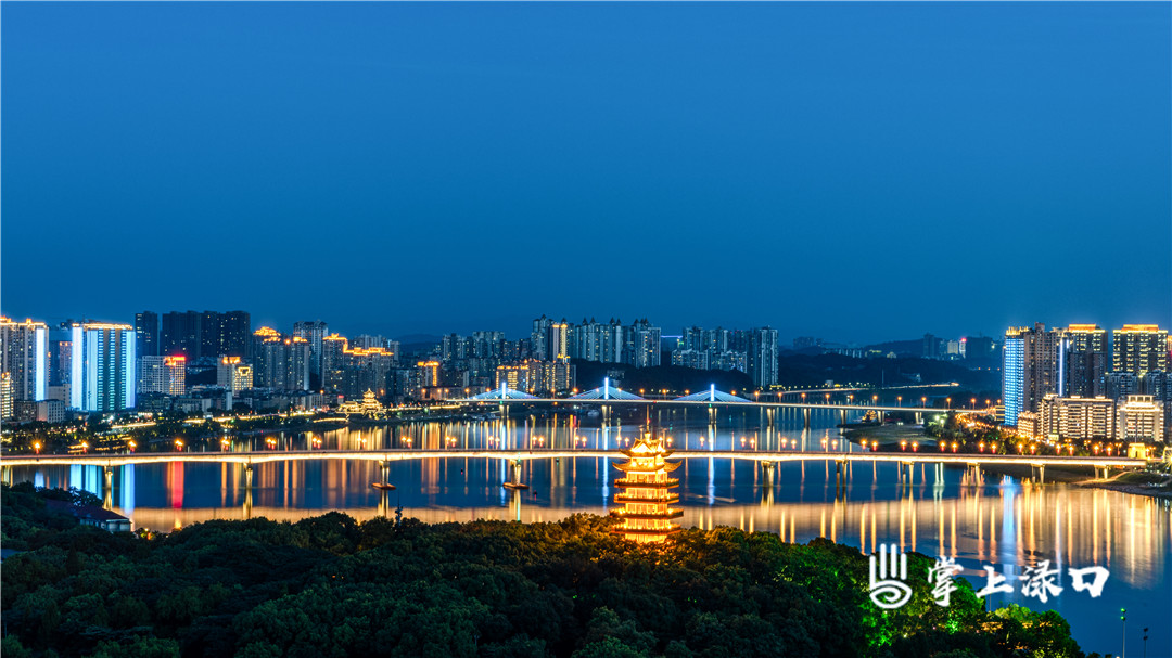【图片：陈维平   文字：刘慧】
一望无际的蓝，搭配城市的灯光，让远处的神农阁轮廓显得愈发清晰，与湘江水交相辉映，如梦似幻。