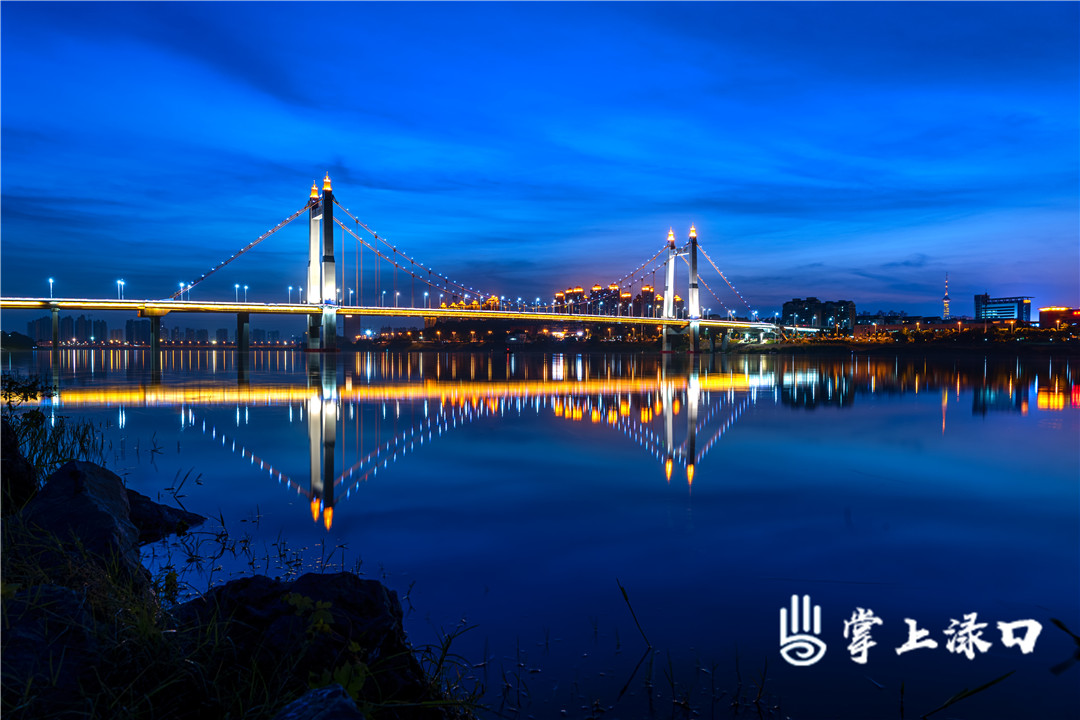 【图片：陈维平   文字：刘慧】
静谧的湘江之畔，纯净的天空与清爽的空气相得益彰，给繁华的城市增添了几分小清新的气息。