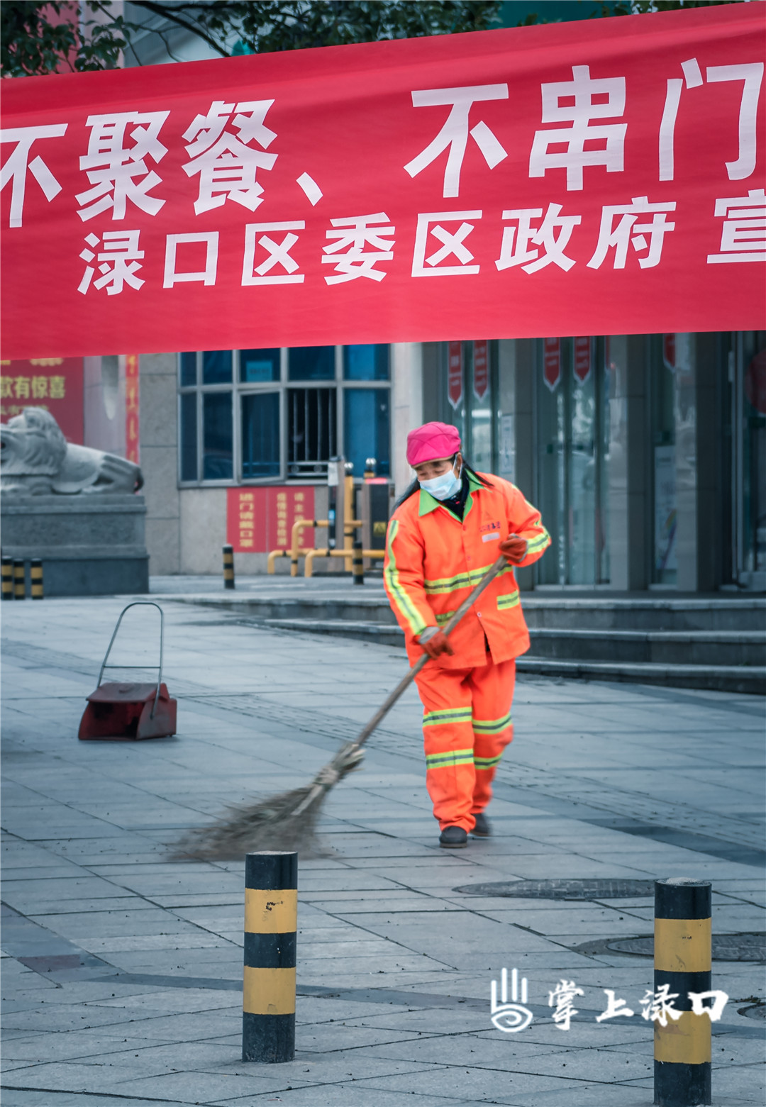 坚守的环卫工人。（图：咏洲）