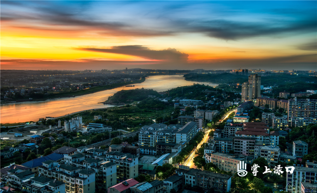 【图片：梁国柱  文字：刘慧】
夕阳向晚，余晖脉脉，是渌口色彩最美的时刻。天空洒落一层金纱，浮光跃金，潺潺向远，给人无尽的温柔。