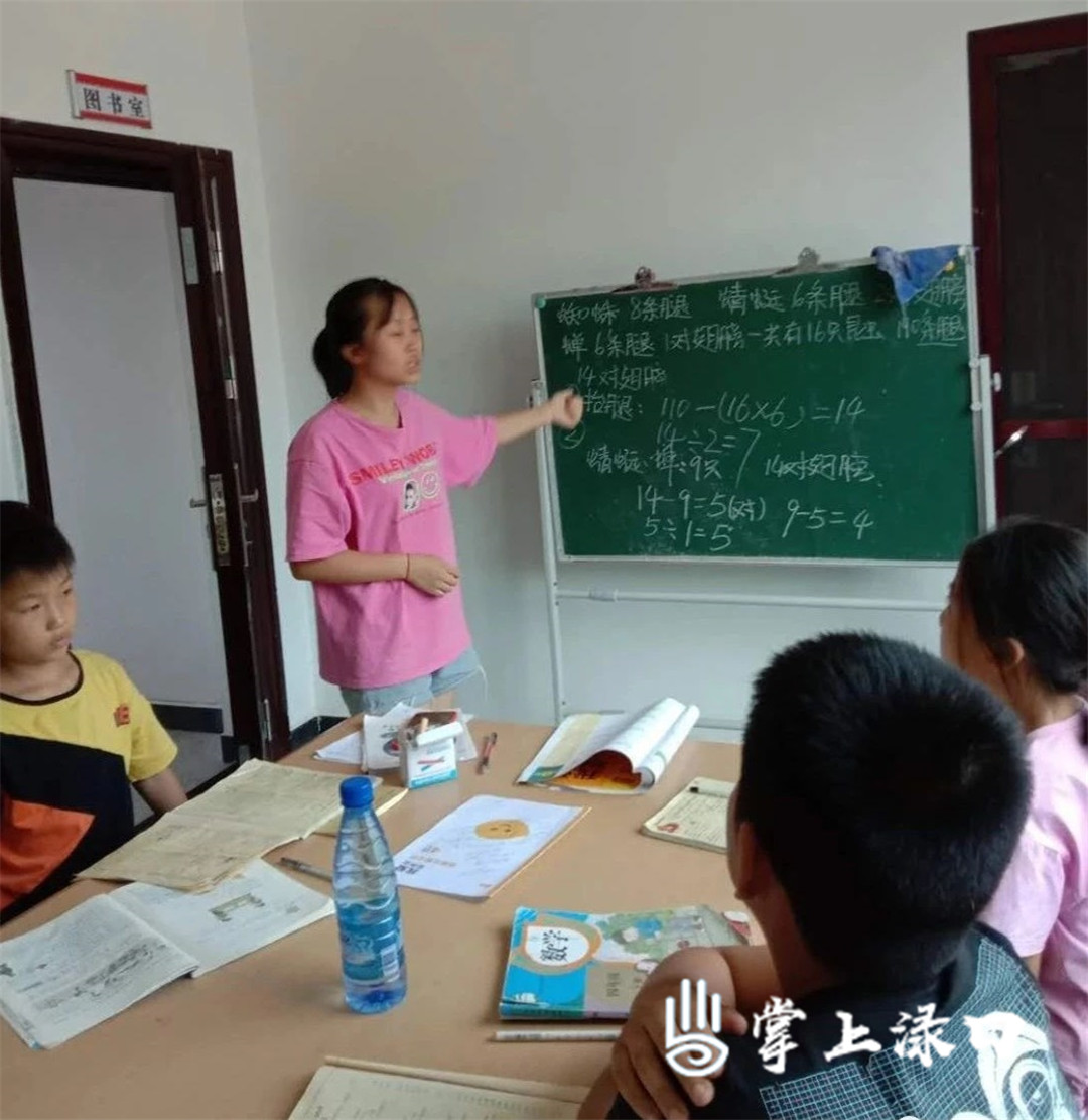 【图文：文美升】
暑假，大学生志愿者正在河包图书馆里给孩子们上课。