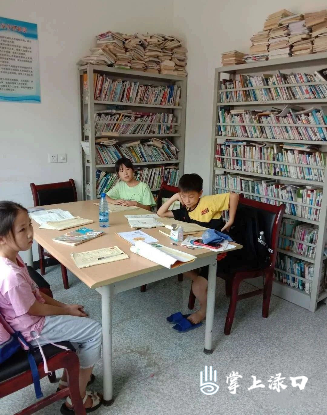 看完古树，我们去河包村委的小图书馆转转。这里供村里的孩子们课余学习，虽然不大，但书架上的图书满满当当。
