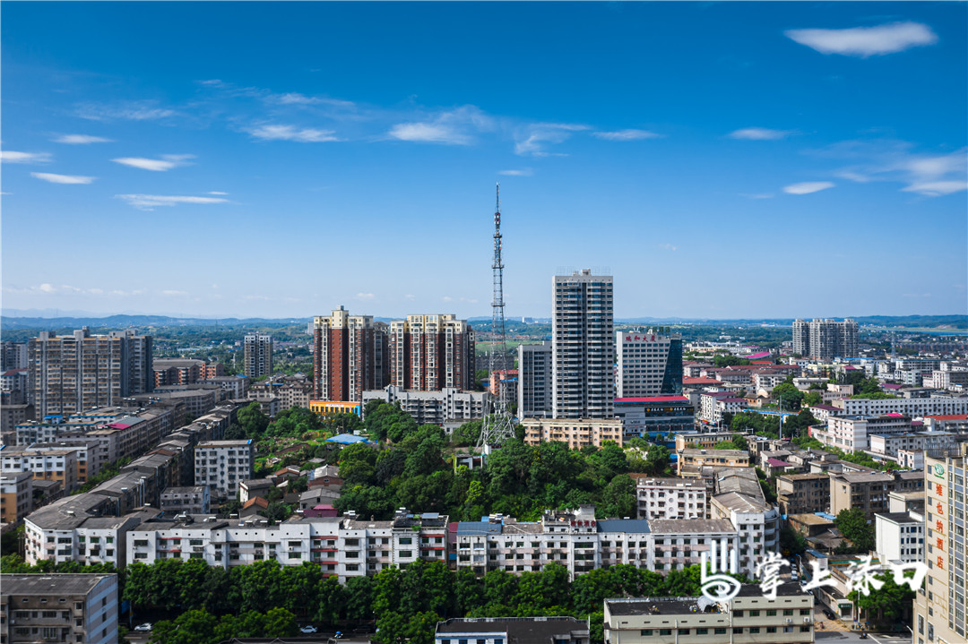 【图片：咏洲  文字：刘慧】
晴好天气+优质空气，让蓝天成了渌口的“标配”，目光所及的天空皆是蓝色，干净得没有一点儿瑕疵。