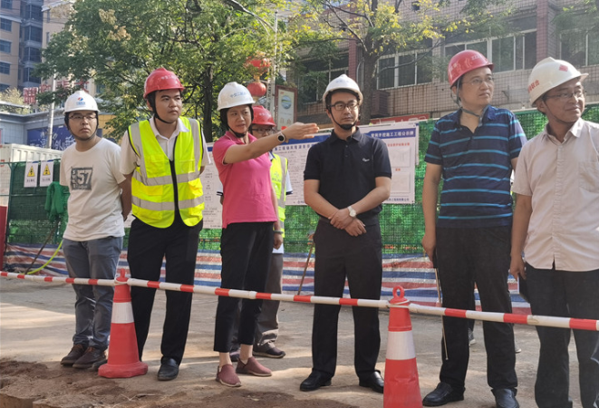赖晓智督导项目建设 看望一线工作人员