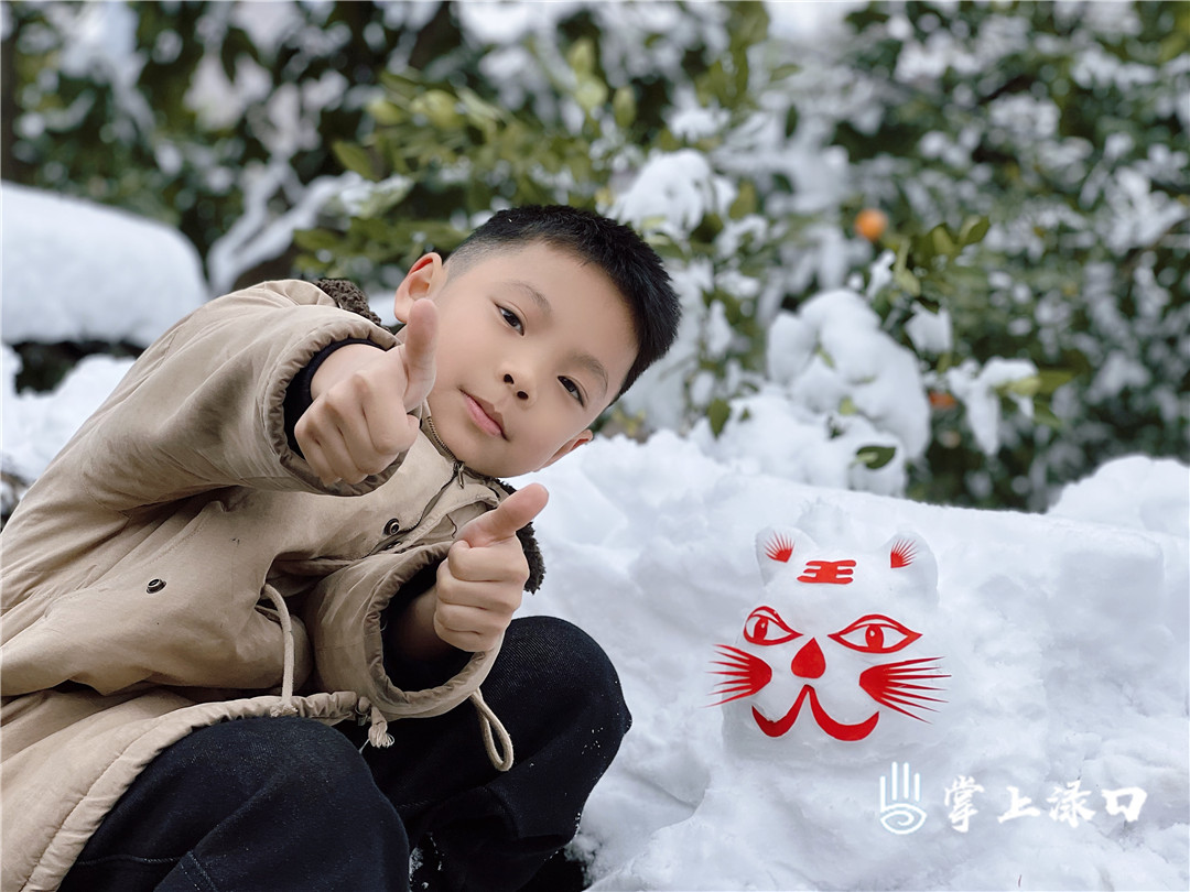 【圖：龍佳  文：劉慧】
用剪紙裝點(diǎn)的雪人，為淥口增添了新年的韻味,。