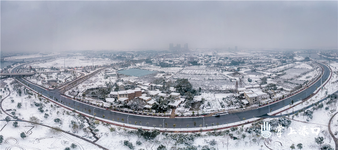 【圖：文禹   文：劉慧】
雪花輕輕柔柔，無聲無息,，飄落在屋頂，灑落在水面,，墜落在田間,，映白了我們的世界……