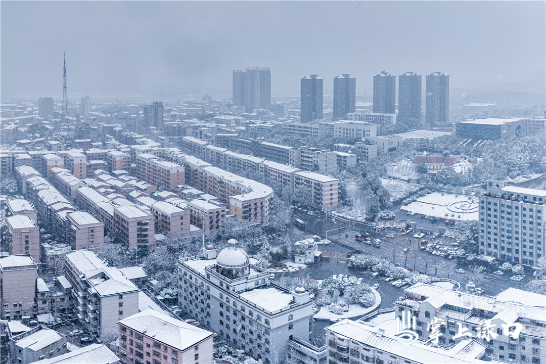 【圖：文禹   文：劉慧】
漫天飛舞的雪花，將整個(gè)淥口一夜間染上了純凈的白,，開啟了“冬妝模式”,。