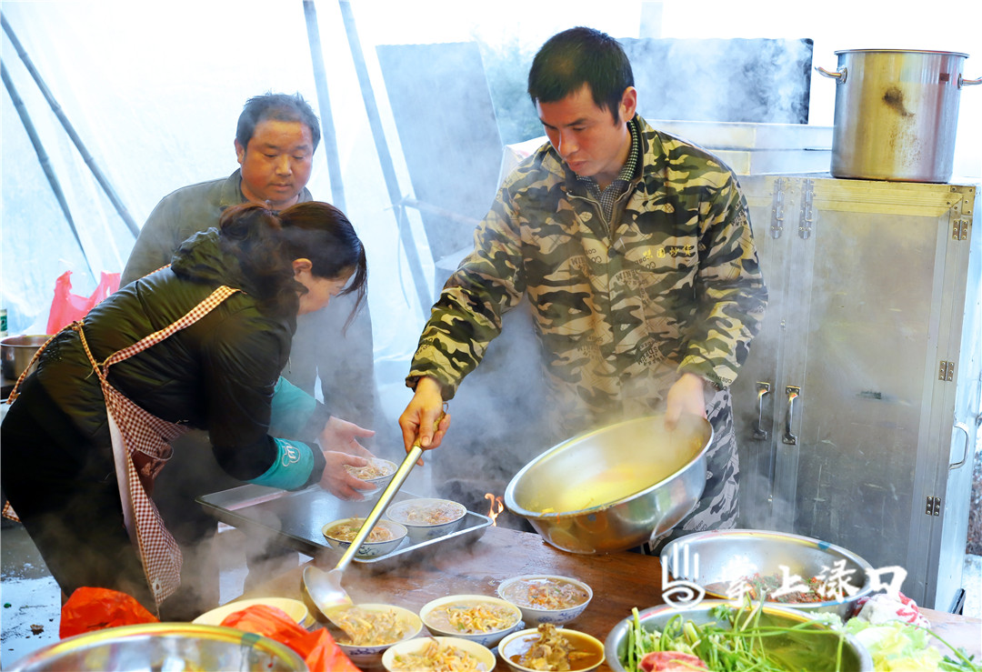 【圖：朱剛  文：劉慧】
每家每戶團(tuán)圓溫馨的年夜飯,，忙碌卻又幸福,。“頭碗”,、肉丸子,、蒸臘味……各種食物的香味交織在一起。