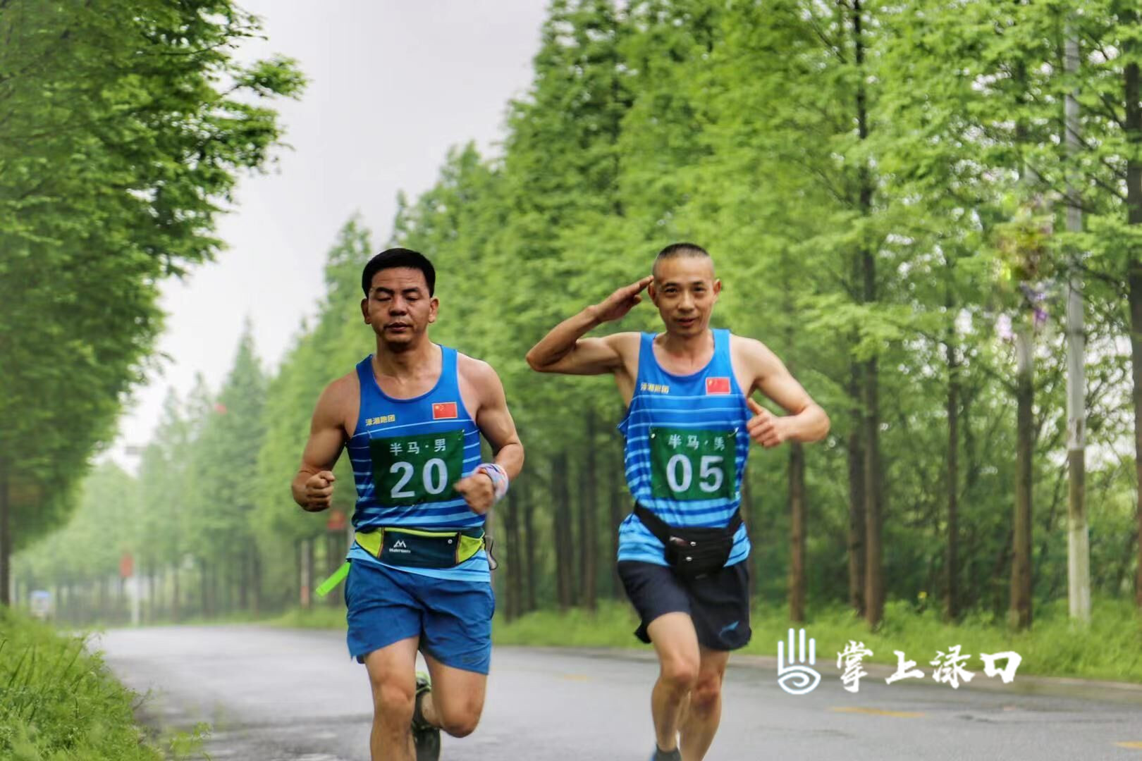 【圖：殷紅  文：劉慧】
馬拉松作為全身健身的一項運動,，已經(jīng)成為都市的新時尚，吸引到越來越多的人參與其中,，這是淥湘跑團連續(xù)舉辦的第8屆比賽,。