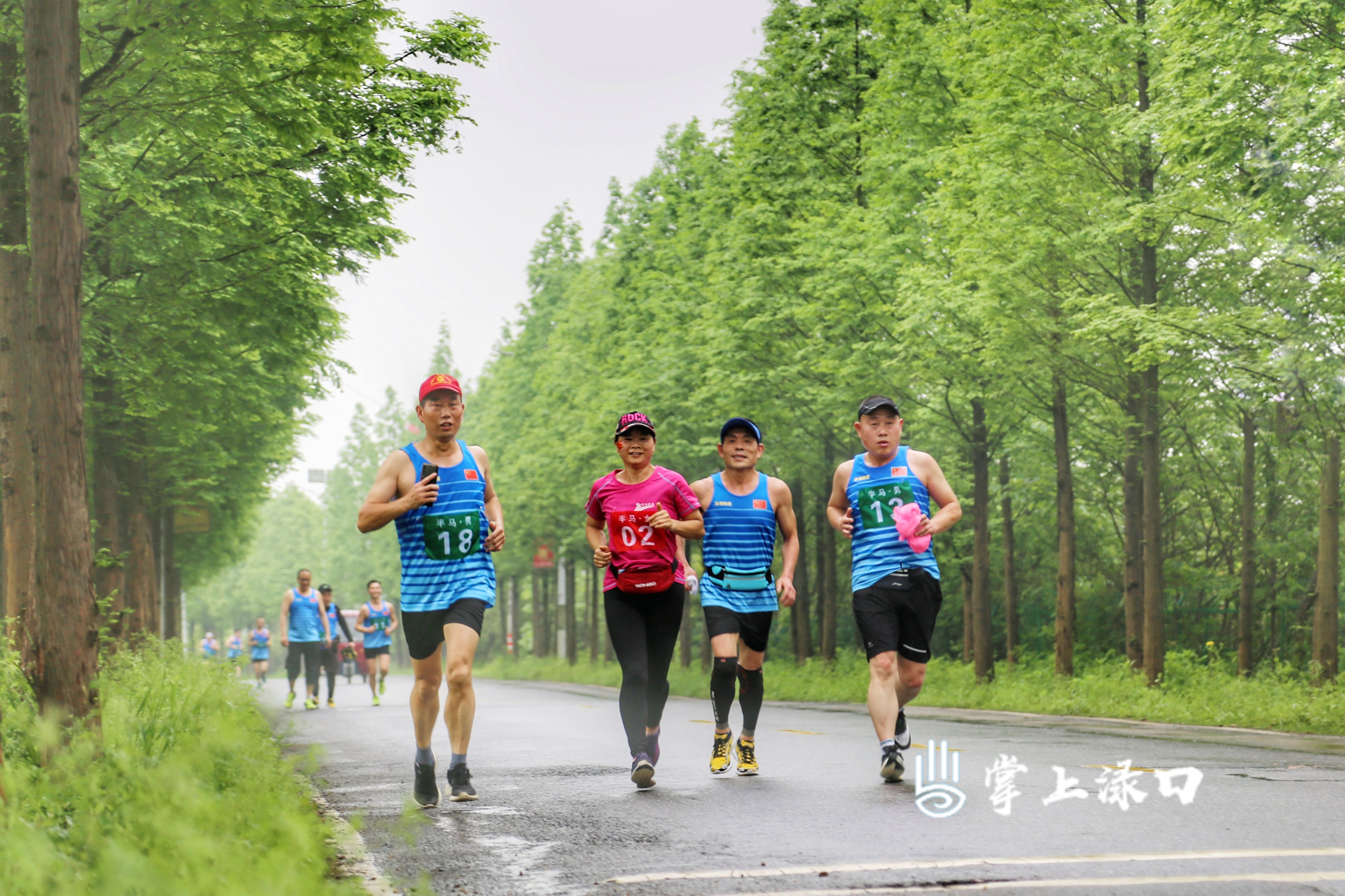 【圖：殷紅  文：劉慧】
參賽者們在松西子冒雨暢跑,，留下了挑戰(zhàn)自我的足跡。