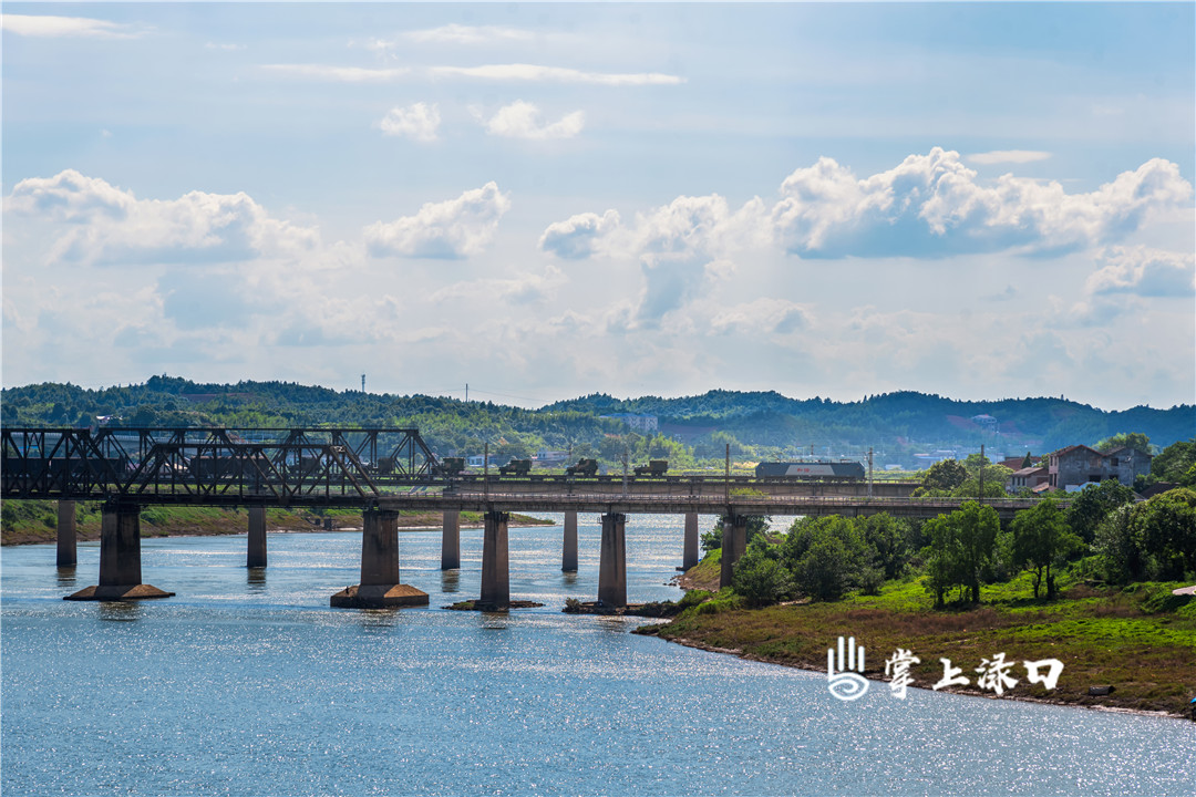【图：文禹    文：朱超英】
渌口铁路桥位于渌江与湘江的汇合口之处，为粤汉铁路上第五大桥。1936年竣工通车，包括两座桥台和十座桥墩，全长328.55米，桥下能通机帆船，常年水位距桥梁高度40多米。