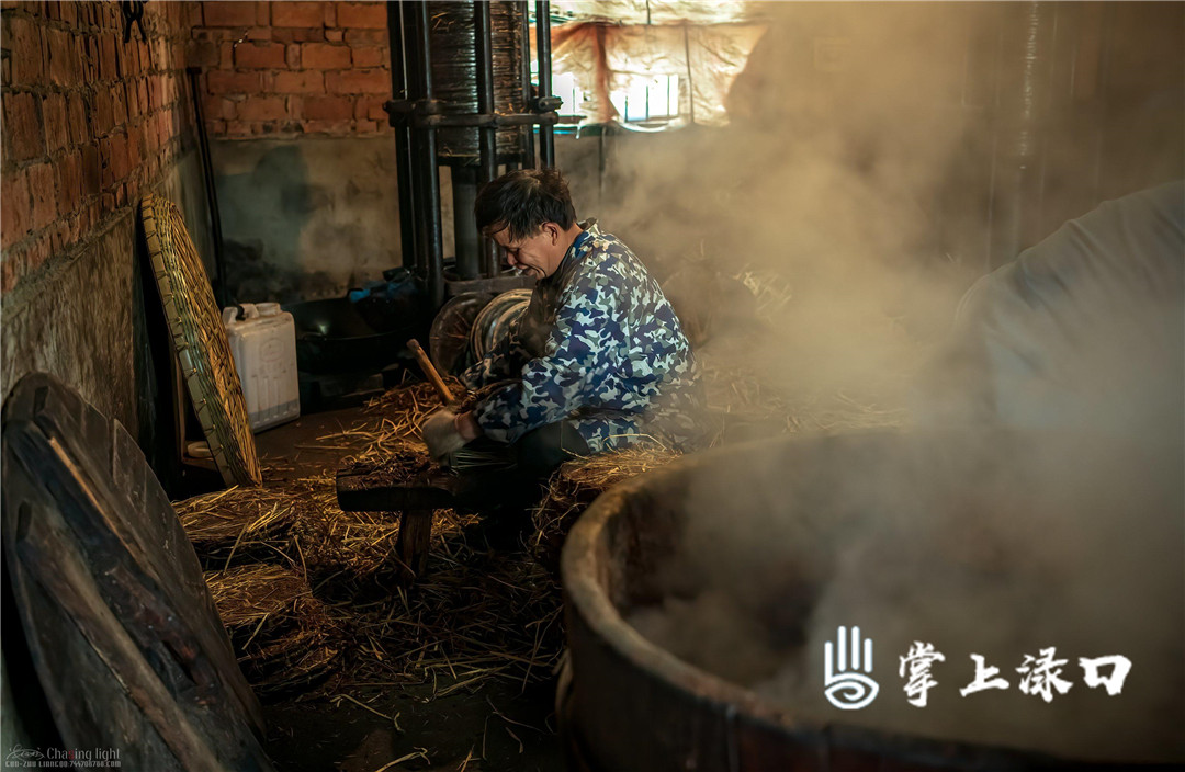 【圖文：梁國柱 】
每道工序都環(huán)環(huán)相扣,，絕不能粗心大意，稍有不慎，就會直接影響到出油率,。