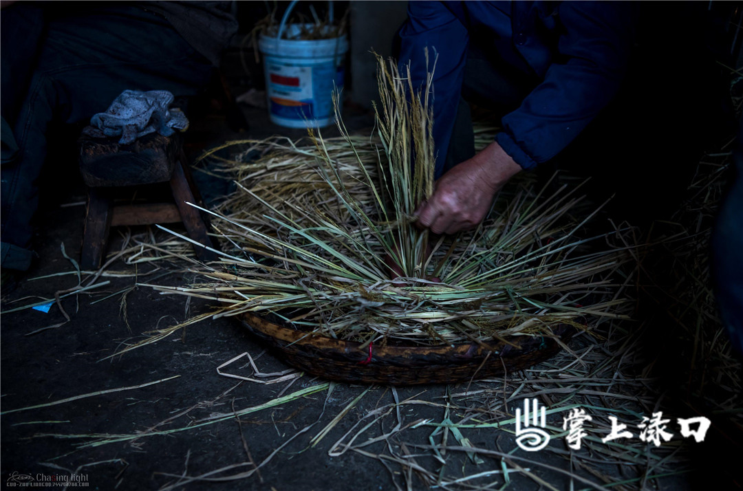 【圖文：梁國柱 】
趁著蒸茶籽粉的時間,，師傅們抓緊做好后面壓茶餅的工作。