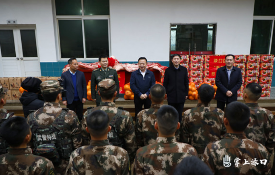 李晓彤春节前走访慰问驻区部队官兵