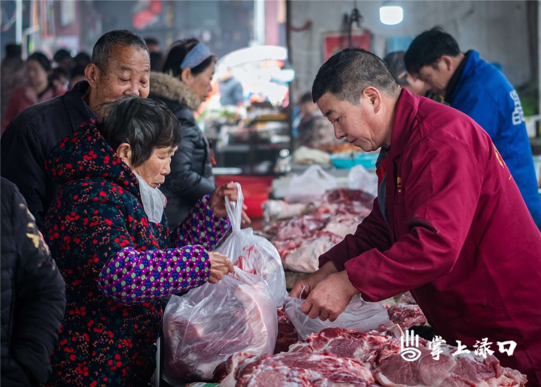 【图：咏洲  文：刘慧】
在集市里，隔老远还能听到：“今天你也来赶场啊！买了些什么好东西咯？”