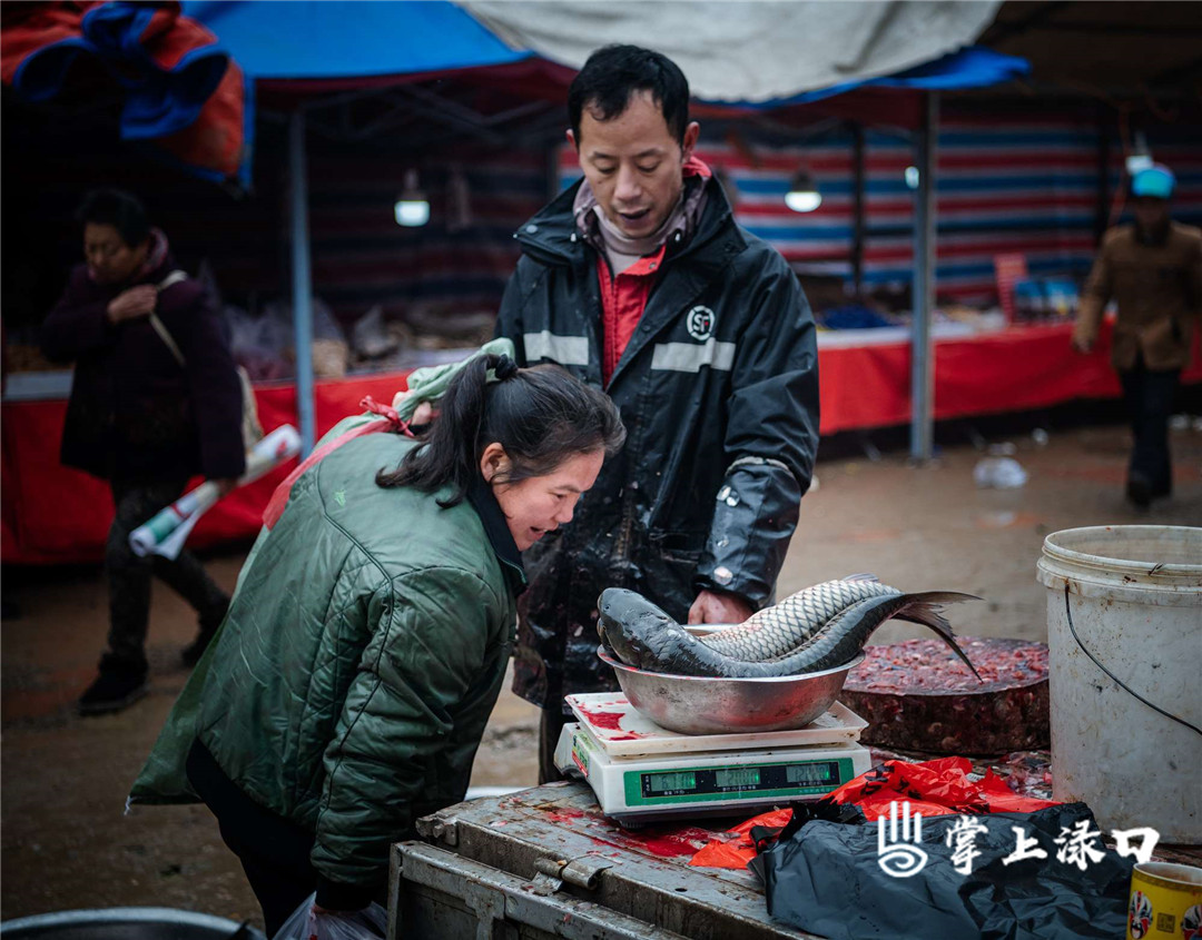 【图：咏洲  文：刘慧】
这些场景是不是很熟悉？也许集市的东西并没有商场、超市精致，但那充满烟火味儿的热闹氛围，不可取代。