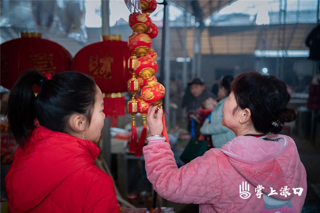 【图：咏洲  文：刘慧】
小时候，每到赶场的日子就特别开心，因为街上不仅热闹，还有很多好吃的、好玩的、好看的。只是现在农村里的年轻人大多出门务工，只有一些中老年人仍对赶场保留着热情。