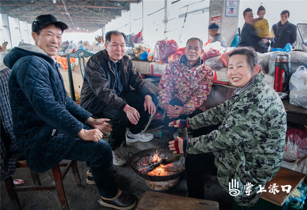 【图：咏洲  文：刘慧】
都是屋前屋后的熟人，村民攀谈的笑声仍在半空回响，他们大包小包收获颇丰，还会互相看看对方的“战利品”，一起掰手指头算算谁买得更实惠。