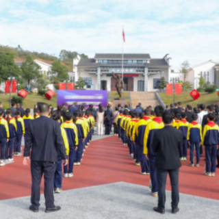 杨建华少将向渌口区捐赠珍贵历史资料和革命文物