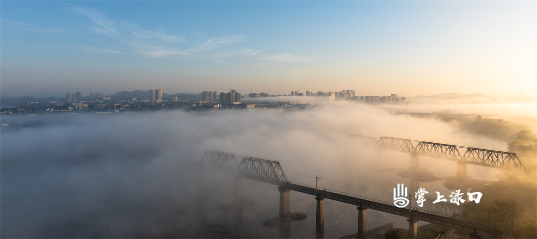 【圖：湯磊  文：劉慧】
立冬后，當(dāng)平流霧與淥口邂逅,，天地之間白茫茫一片,，這樣的“天空之城”，是淥口人的專屬浪漫,。