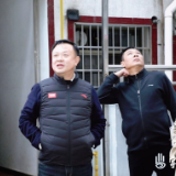 李晓彤深入老旧小区督导油烟直排问题