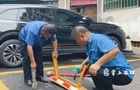 渌口城管集中拆除私设地锁 还“位”于民