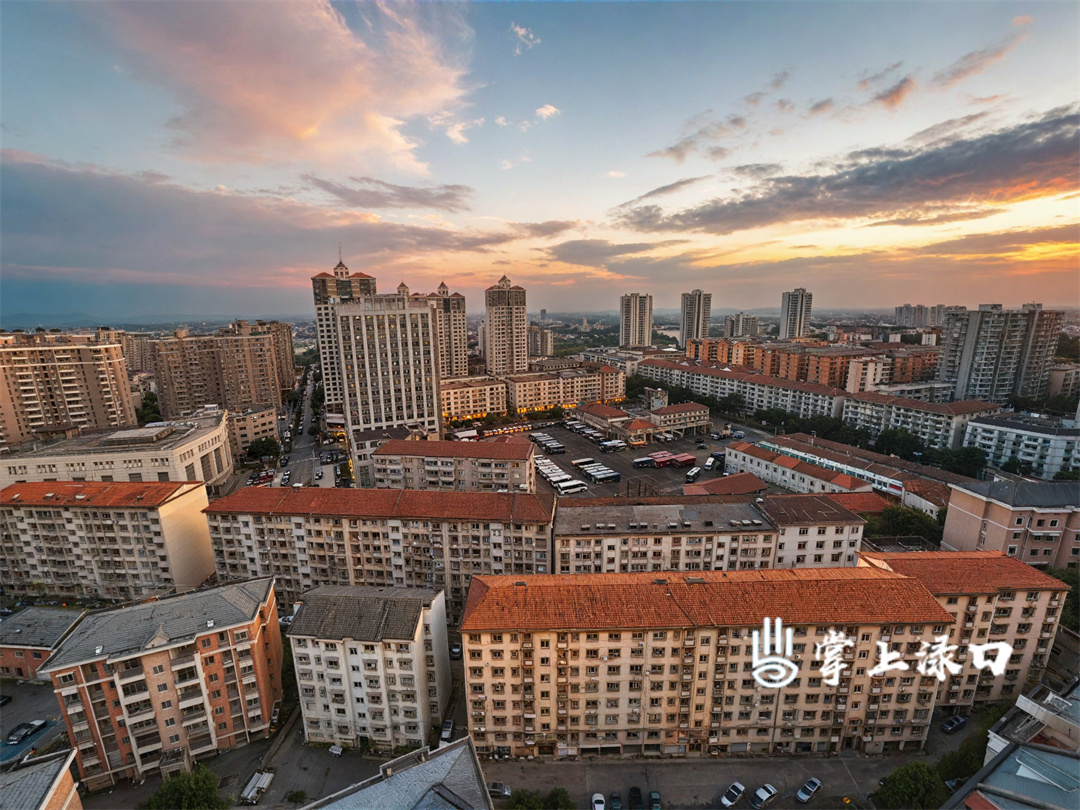 【图片：文禹  文字：刘慧】
夕阳沉向远山，暖金色调尚未完全褪去，渌口卸下白昼的匆忙，在灯火与晚霞的辉映中，成为归人眼中温暖的巢。
