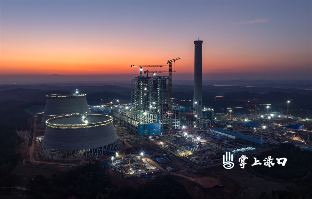 【图片：曹盛  文字：刘慧】
夕阳的余晖为大唐华银粗粝的钢铁，镀上柔软的金色光芒。工业的刚硬线条在暮色里竟也显出一丝沉静的诗意，仿佛忙碌的筋骨正享受片刻温柔。