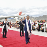 习近平率中央代表团抵达拉萨出席西藏自治区成立60周年庆祝活动