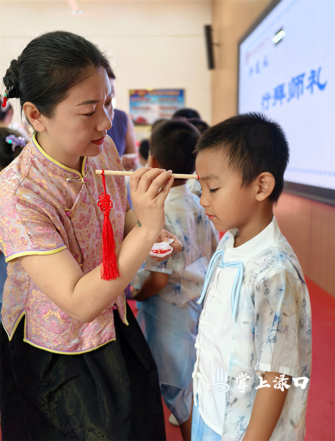 【图：文禹   文：刘慧】
老师手持朱砂笔，轻轻在萌娃眉心点下红痣，一点“朱砂”开启智慧，愿孩子们从此眼明心亮，好学善思。