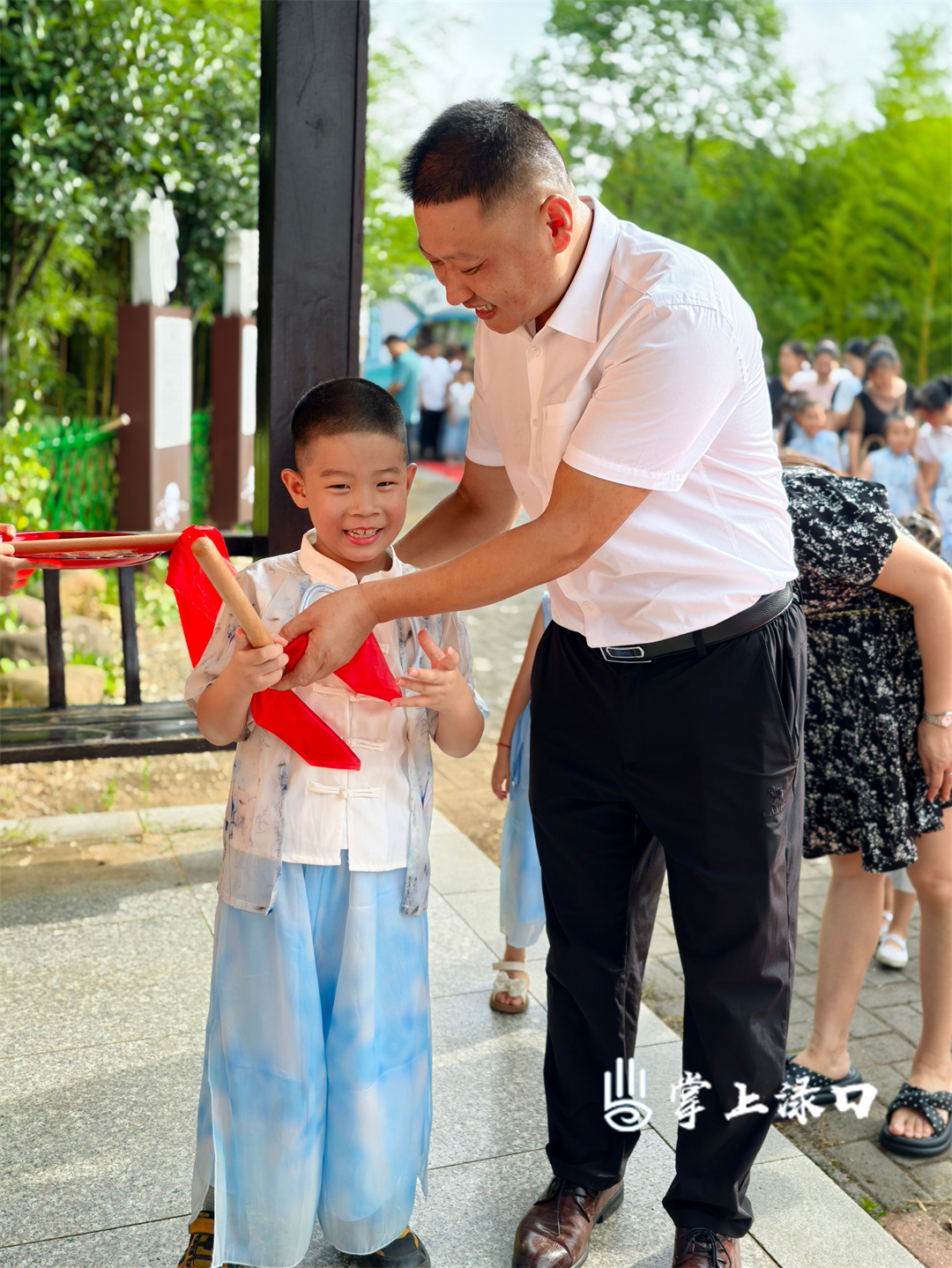 【图：文禹   文：刘慧】
家长们陪在孩子身边，手把手耐心指导，眼神里满是温柔，亲子同框的画面，满是成长的温馨与期许。