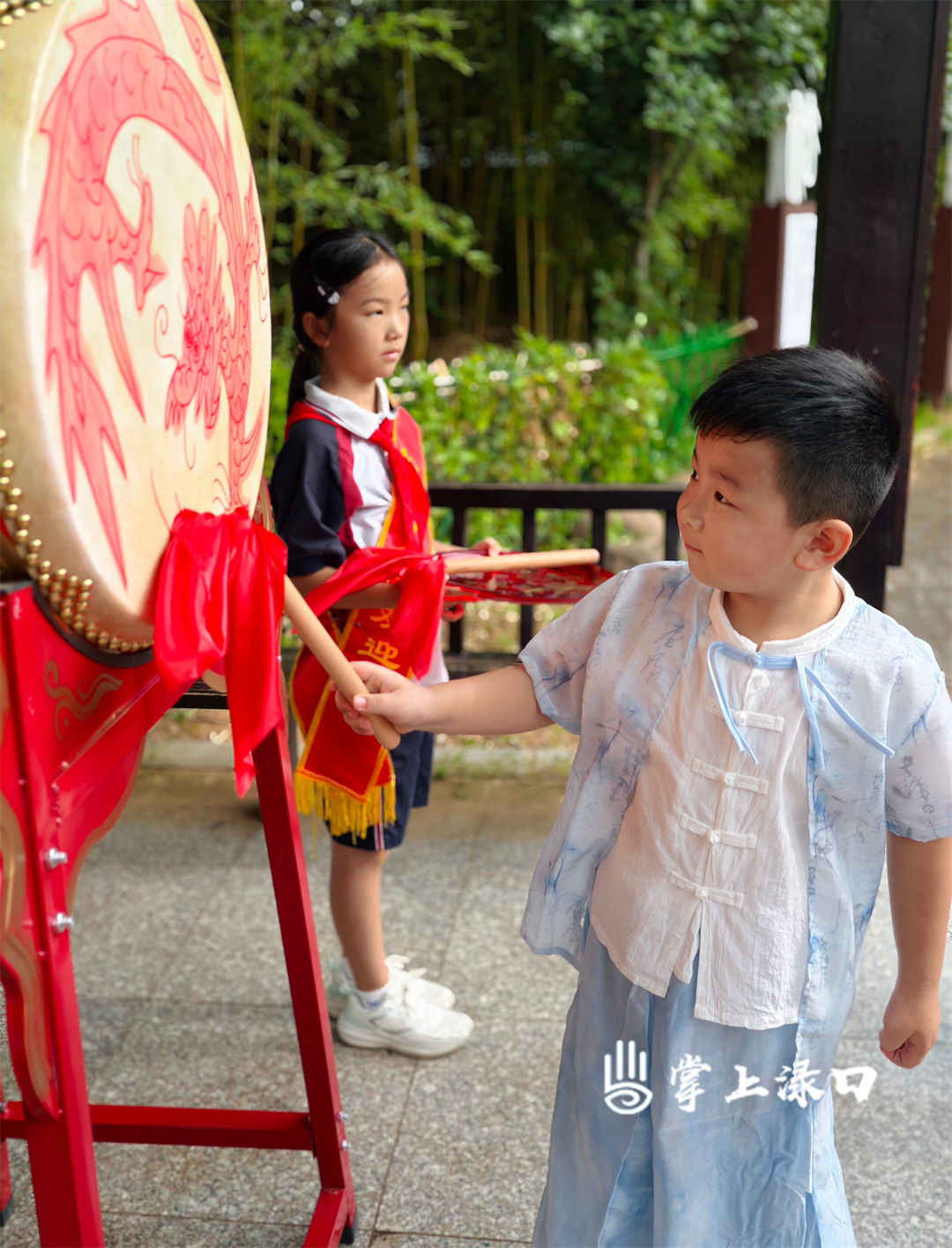 【图：文禹   文：刘慧】
萌娃握紧小拳头，用力敲响明志鼓，鼓声清脆，每一声都承载着对未来的憧憬，将“立志向学”的心愿悄悄种下。
