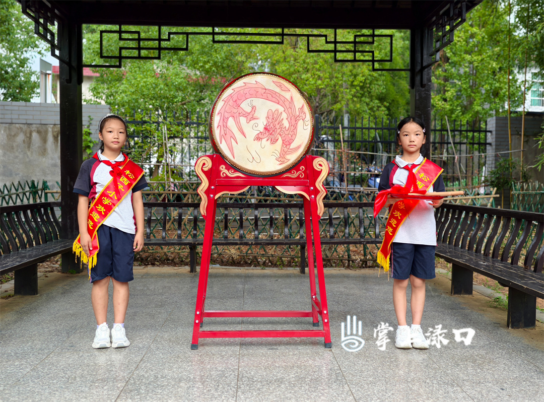 【图：文禹   文：刘慧】
两位小小“迎宾员”，迎接着每一位小伙伴的到来，为这场开笔礼增添了满满仪式感。