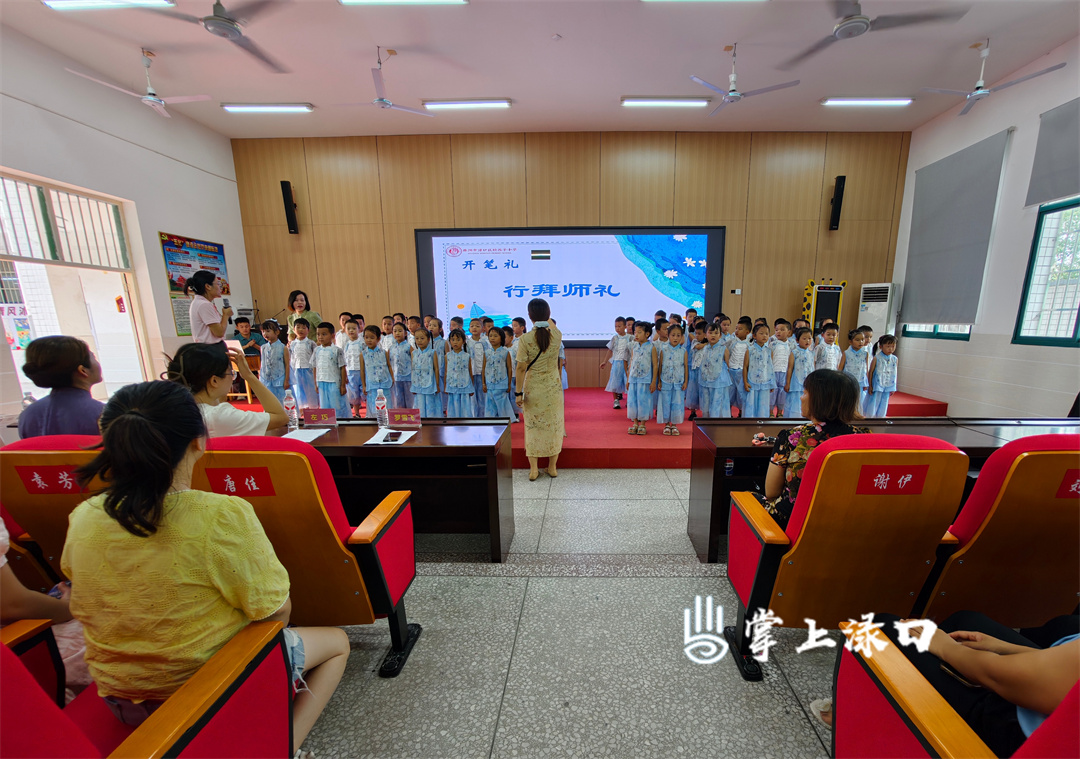 【图：文禹   文：刘慧】
孩子们挺直小身板，向老师深深鞠躬，稚嫩的动作里满是真诚，用最质朴的方式表达对师长的敬意与感谢。