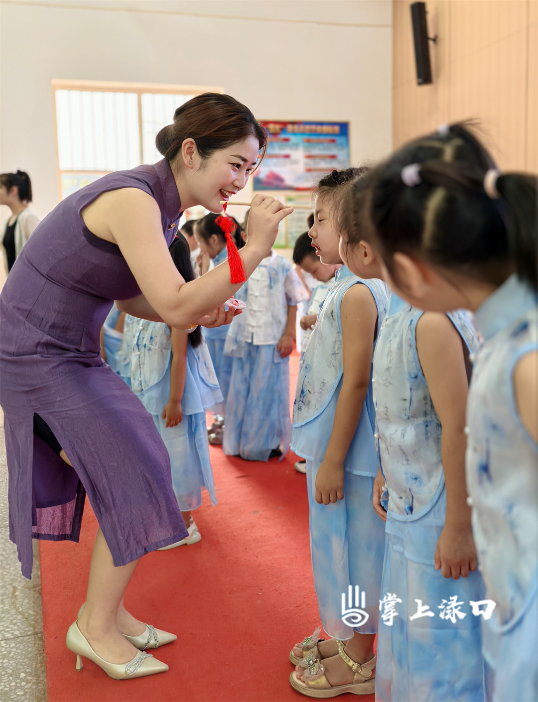 【图：文禹   文：刘慧】
老师轻声引导，指尖的温度与温柔的话语，让孩子在传统文化的氛围中倍感安心。