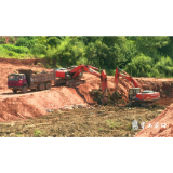 刘克胤看望慰问高温下的渌枫大道项目建设一线工人