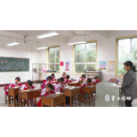 助力教育振兴 科干班学员为龙凤中学送“光明”