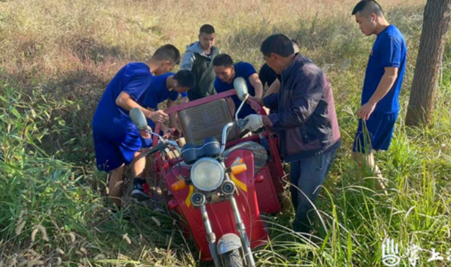 暖了！三轮车驶入荒地 渌口消防员训练途中帮忙解困