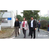 赖晓智到育红小学、区一中调研