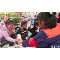 义卖献爱心 这些学生娃好样的！