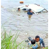 视频|轿车落入池塘 株洲渌口村民合力救出一家四口