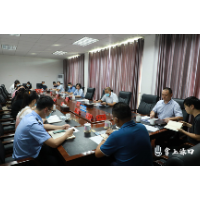赖晓智征求基层干部群众对《政府工作报告》的意见建议
